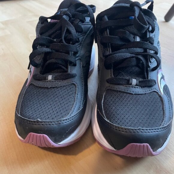 Ladies 7 Wide Saucony Sneakers - Like New! - Picture 2 of 4